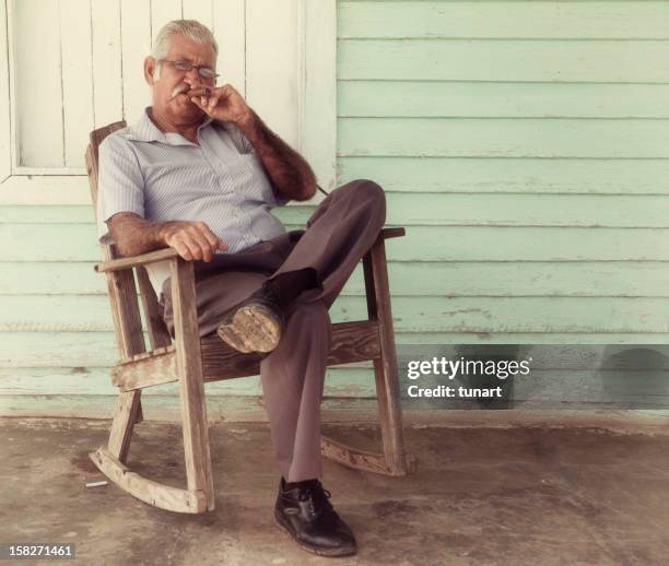 kubanische mann - kubanischer abstammung stock-fotos und bilder