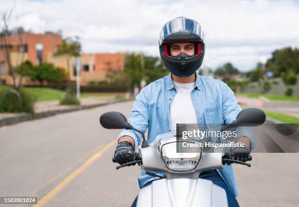hombre feliz conduciendo una motocicleta - motociclista fotografías e imágenes de stock