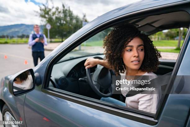 運転免許試験の縦列駐車の女性 - 逆進 ストックフォトと画像