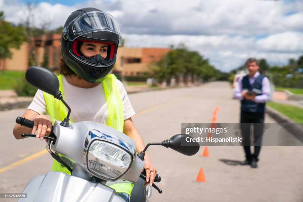 Mujer tomando clases de conducción de motocicletas
