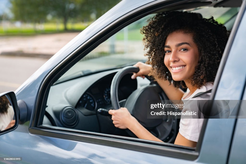 Retrato de uma mulher feliz dirigindo seu carro