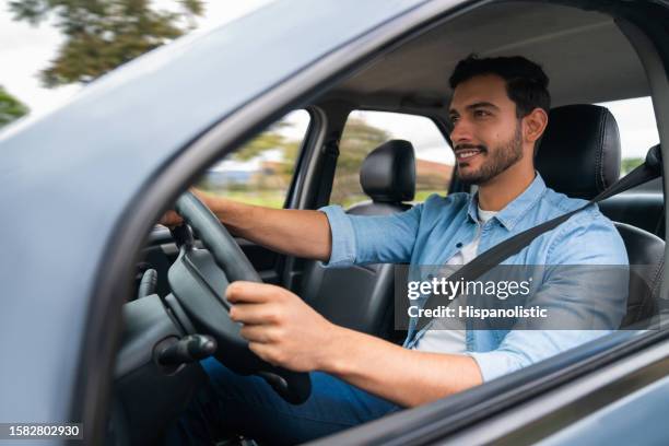 glücklicher mann, der sein auto fährt - person driving a car stock-fotos und bilder