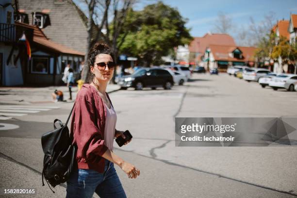 woman walking on the street in paso robles - paso robles stockfoto's en -beelden