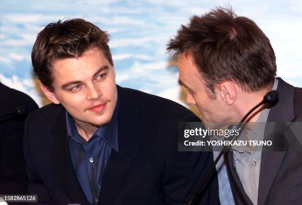 American movie star Leonado DiCaprio chats with British film director Danny Boyle during a press conference at a Tokyo hotel 10 April 2000. DiCaprio...