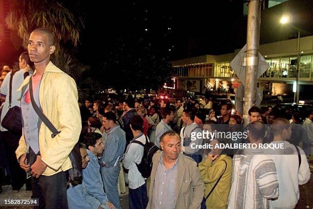 Dozens of Cubans try to find an opportunity 04 December, 1999 to enter a movie theather to see the opening in Cuba of US director Stanley Kubrick's...