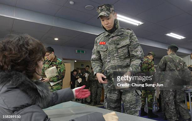 South Korean soldiers queue up to cast their absentee ballots for new President in a polling station on December 13, 2012 in Seoul, South Korea....