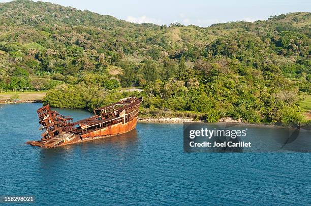 shipwreck - bay islands stock pictures, royalty-free photos & images