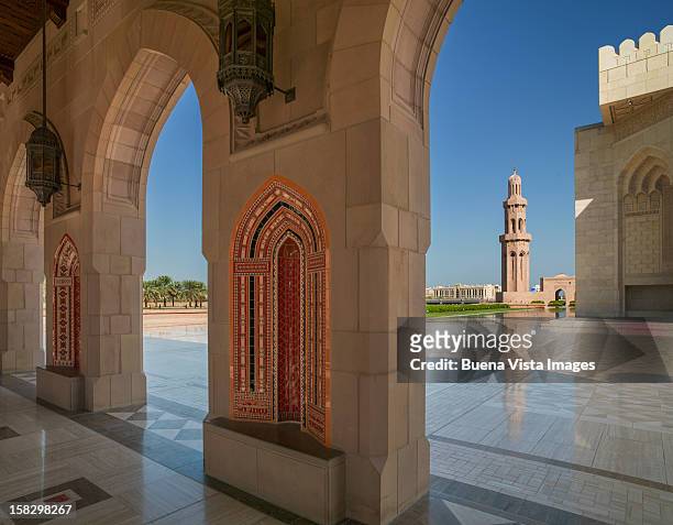 the sultan qaboos grand mosque, muscat. - grand mosque oman stock-fotos und bilder