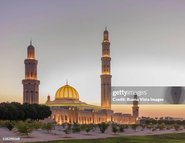 the sultan qaboos grand mosque, muscat. - オマーン ストックフォトと画像