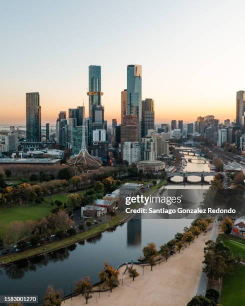 a panorama of the melbourne's skyline at blue hour. - federation square fotografías e imágenes de stock