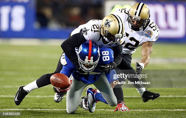 Hakeem Nicks of the New York Giants in action against Patrick Robinson and Jonathan Casillas of the New Orleans Saints at MetLife Stadium on December...