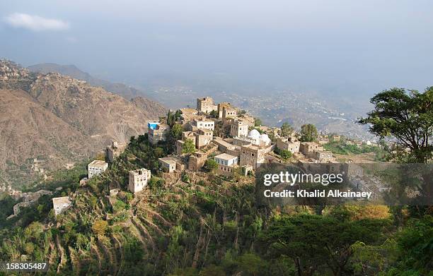 a village in yemen - ta'izz stock-fotos und bilder