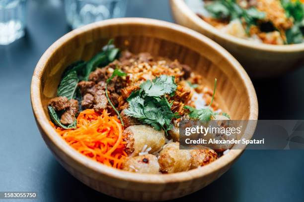 vietnamese bo bun beef bowl, close-up - koriander stock-fotos und bilder