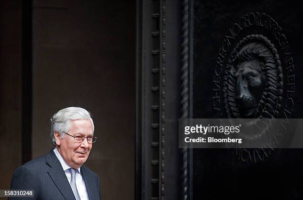Mervyn King, governor of the Bank of England , waits to greet Queen Elizabeth II ahead of her visit to sign an un-issued 1 million banknote on the...
