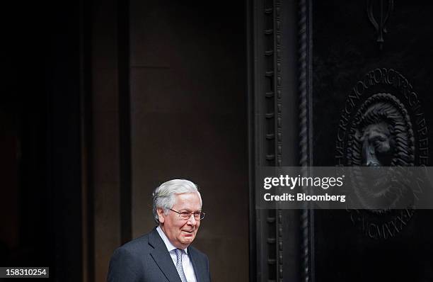 Mervyn King, governor of the Bank of England , waits to greet Queen Elizabeth II ahead of her visit to sign an un-issued 1 million banknote on the...