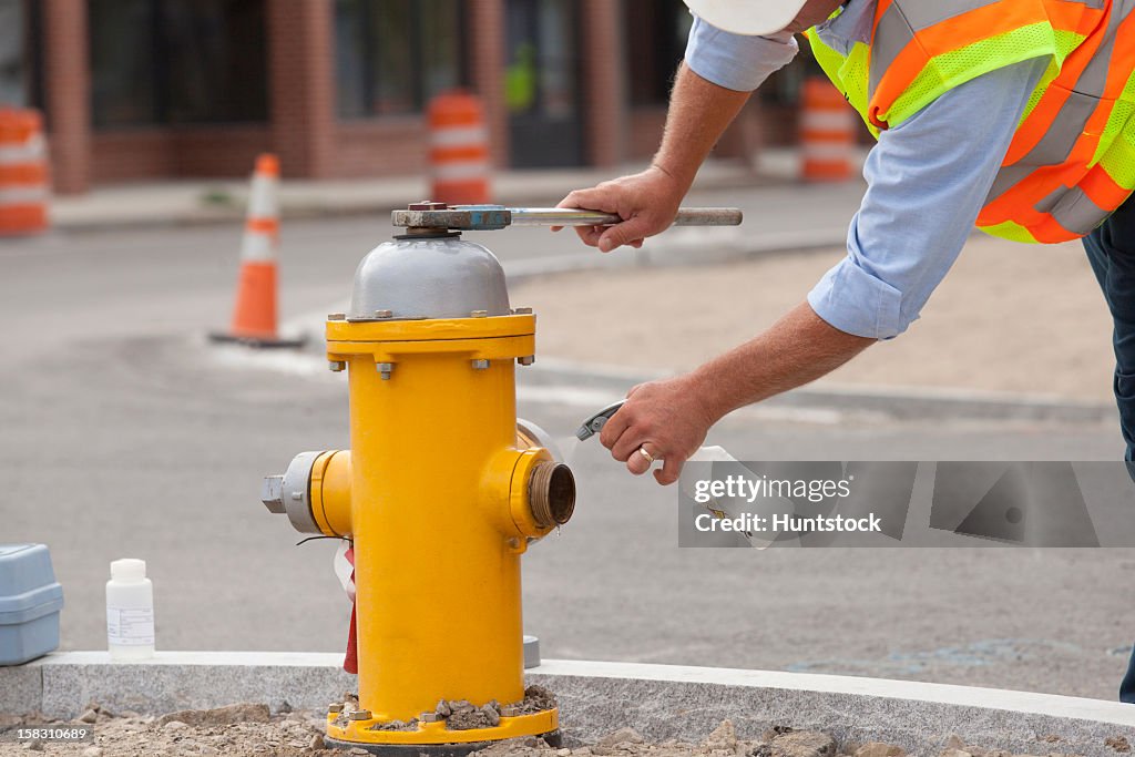 Departamento de obras públicas Engenheiro abrir a boca e sprayi