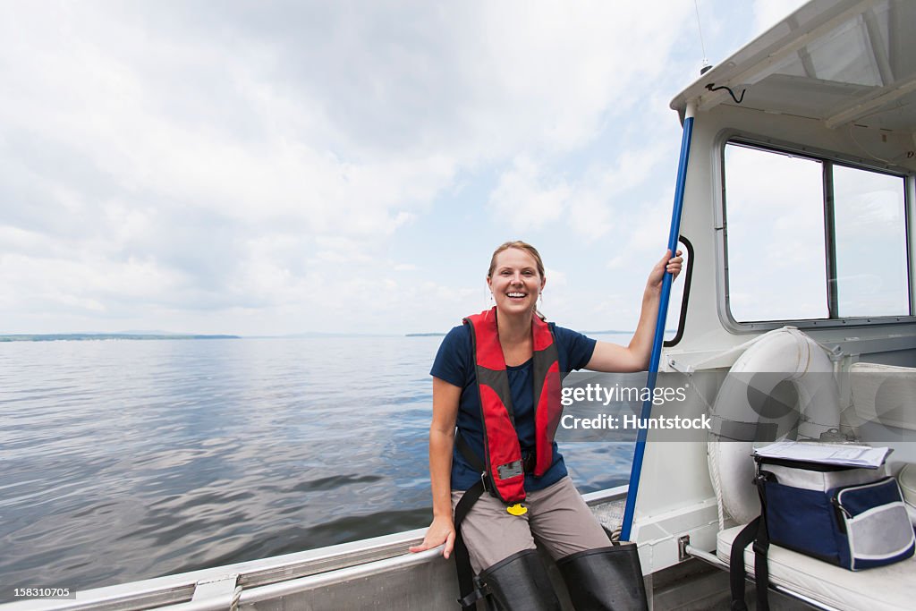 Public works Ingenieur auf service-Boot in reservoir