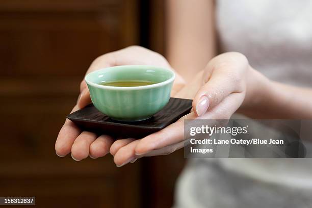 young woman serving chinese tea - the cheongsam photos et images de collection
