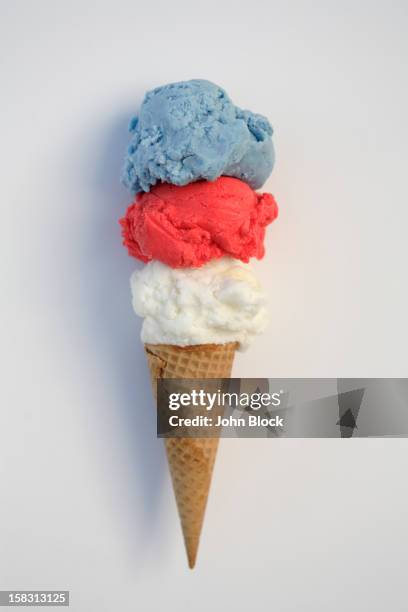 red, white and blue ice cream in cone - gefrorene süßspeise stock-fotos und bilder