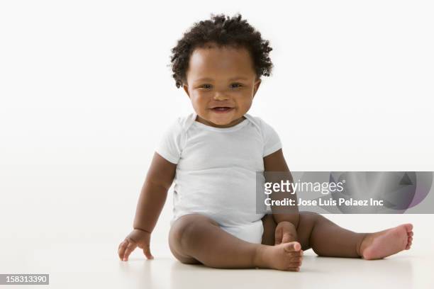 smiling black baby girl - macacão de bebê - fotografias e filmes do acervo