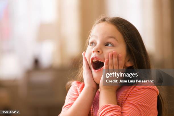 surprised caucasian girl - sorpresa fotografías e imágenes de stock