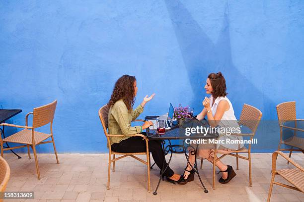 businesswomen having meeting in outdoor cafe - lunchpauze stockfoto's en -beelden