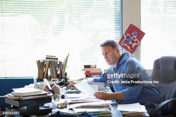 caucasian man working at desk - 40's rumpled business man stockfoto's en -beelden