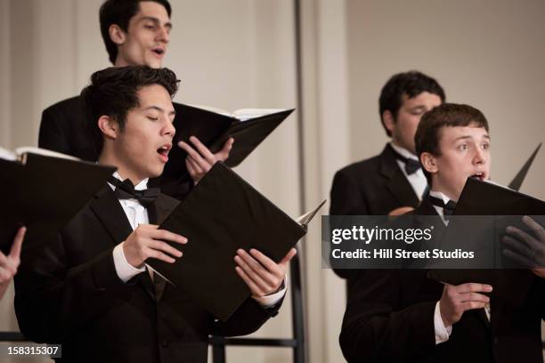 choir performing on stage - koor stockfoto's en -beelden