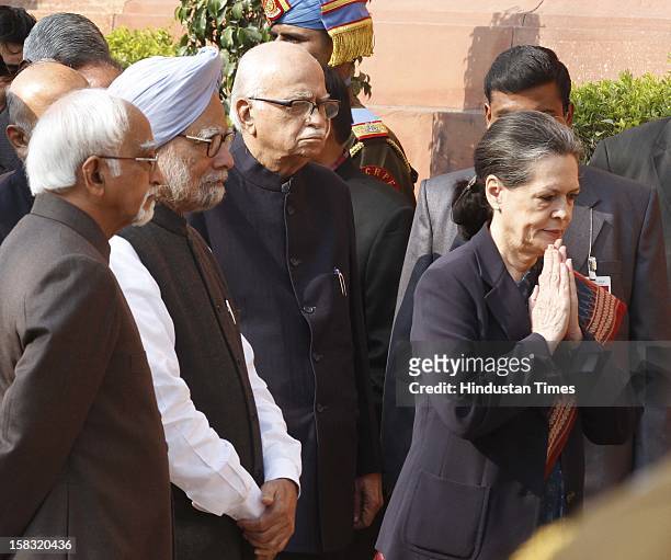 Vice President Hamid Ansari, Prime Minister Manmohan Singh, and BJP Leader LK Advani, Congress Leader Sonia Gandhi and other Politicians pay homage...