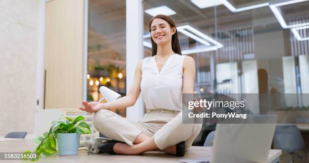 woman do meditation in office - meditation hand positions stock pictures, royalty-free photos & images