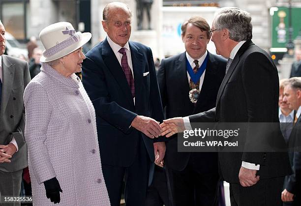 Queen Elizabeth II And The Duke Of Edinburgh Visit The Bank Of England, Foto di attualità