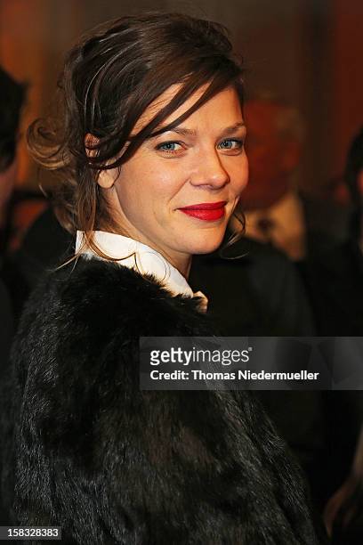 Actress Jessica Schwarz attends the red carpet prior to the premiere of 'Baron Muenchhausen' on December 13, 2012 in Ludwigsburg, Germany.