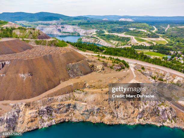vista aérea de la cantera en black lake - mina abierta fotografías e imágenes de stock