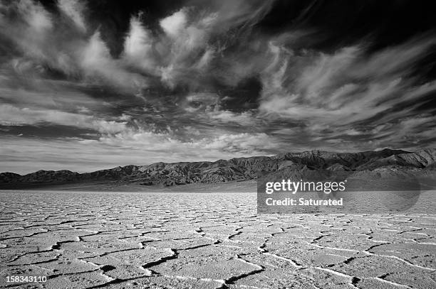 cielo dramático sobre la sal planos del valle de la muerte - valle de la muerte fotografías e imágenes de stock