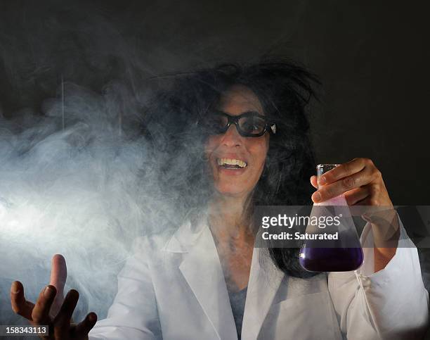 verrückter wissenschaftler umgeben von lebhaften rauch - scientist mad stock-fotos und bilder