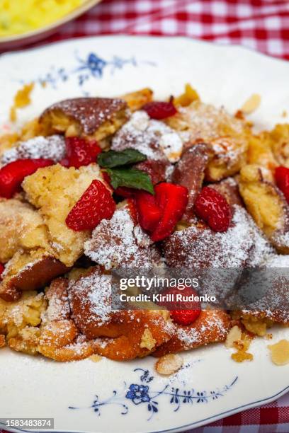 traditional kaiserschmarrn in munich - golden egg restaurant stock-fotos und bilder