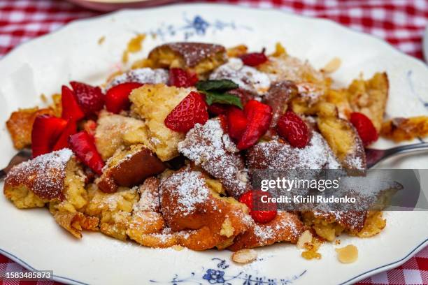 traditional kaiserschmarrn in munich - golden egg restaurant stock-fotos und bilder