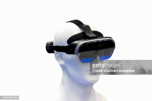 virtual reality glasses on white mannequin head - lunettes de pilote de course photos et images de collection