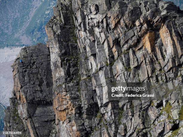 rock climber on mt. punta san pietro seen from mt. joderhorn - tipo de roca fotografías e imágenes de stock
