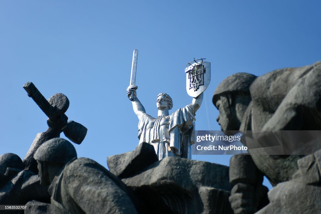Installation of Trident on Motherland Monument in Kyiv