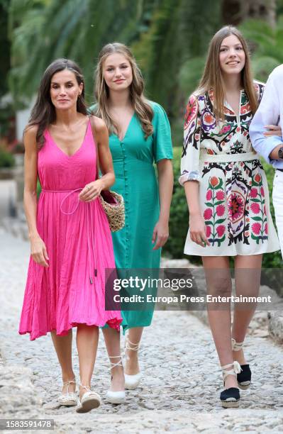 Queen Letizia, Princess Leonor and Infanta Sofia during their visit to the Alfabia Gardens on July 31 in Bunyola .