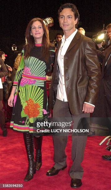 Actor Benjamin Bratt arrives at the premiere of his new film "Red Planet" with his girlfriend actress Julia Roberts in Los Angeles, 06 November 2000....