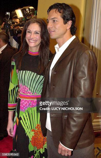 Actor Benjamin Bratt arrives at the premiere of his new film "Red Planet" with his girlfriend actress Julia Roberts in Los Angeles, 6 November 2000....