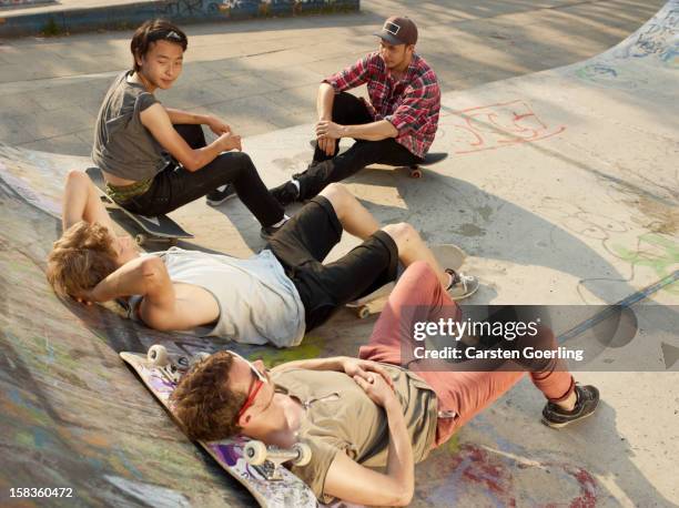 skater - boys relaxing stock-fotos und bilder