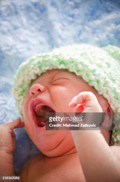 screaming baby boy - schreiendes baby stock-fotos und bilder