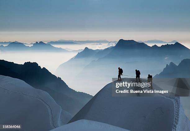 climbing team on a snowy ridge - climbing snow mountain imagens e fotografias de stock