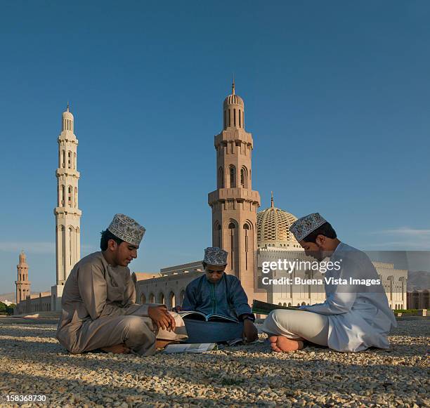oman boys studying koran in a mosque - reading v oman stockfoto's en -beelden