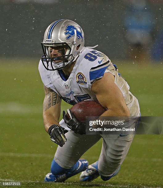 Tony Scheffler of the Detroit Lions slips after catching a pass against the Green Bay Packers at Lambeau Field on December 9, 2012 in Green Bay,...