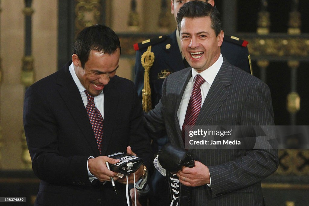 Mexican President Enrique Peña Nieto Receive the boxer Juan Manuel Marquez