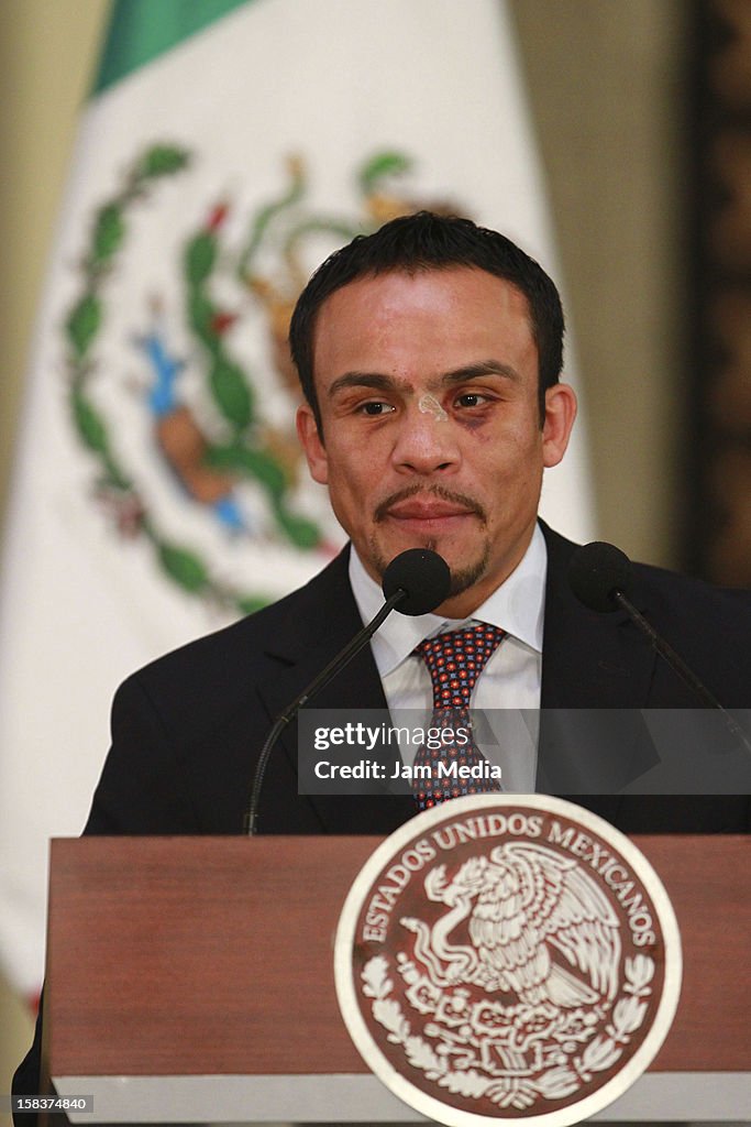 Mexican President Enrique Peña Nieto Receive the boxer Juan Manuel Marquez